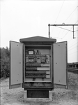 804205 Afbeelding van een (geopende) relaiskast voor de electrische seinen langs de spoorlijn bij Maarn.